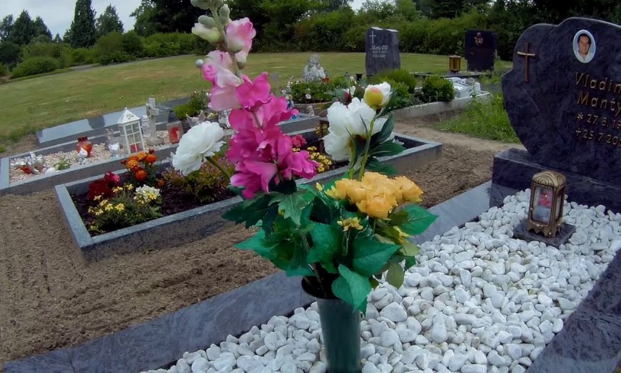 Какие цветы нужно класть на могилу?
