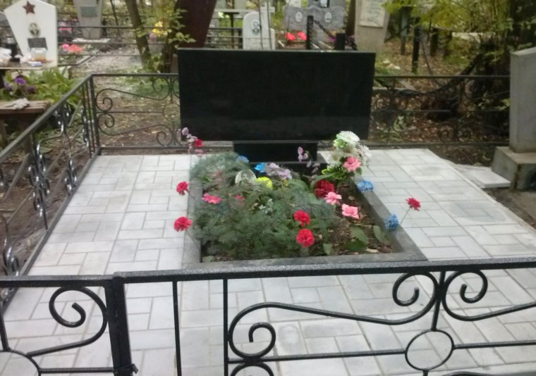 Тротуарная плитка на кладбище